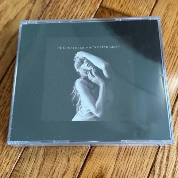 The Tortured Poets Department Collector’s Edition - Deluxe CD + “The Black Dog” - Picture 2 of 4